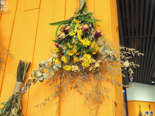 澄居烤物燒肉: 澄居烤物燒肉,台灣大道上的燒肉店內有滿滿乾燥花,美美入鏡~