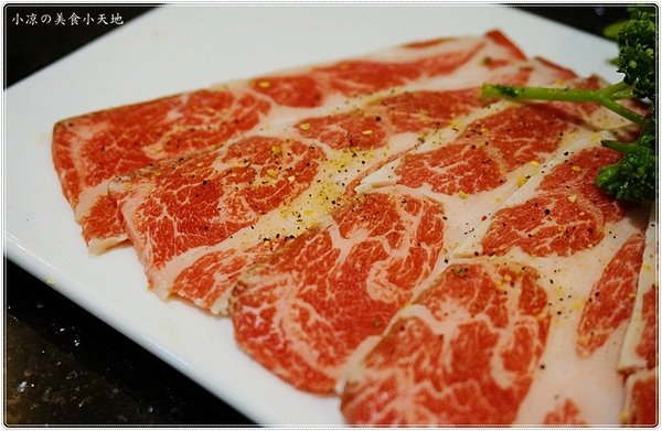 澄居烤物燒肉:台中。西區』澄居烤物燒肉║最新IG打卡美食。乾燥花燒肉餐廳,個人、雙人精緻燒肉套餐,女孩肯定會喜歡!