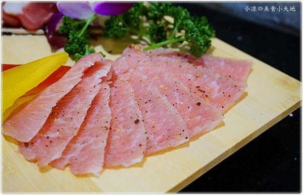 澄居烤物燒肉:台中。西區』澄居烤物燒肉║最新IG打卡美食。乾燥花燒肉餐廳,個人、雙人精緻燒肉套餐,女孩肯定會喜歡!