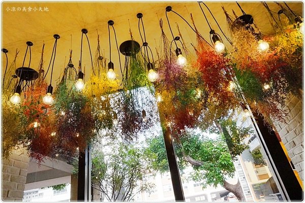 澄居烤物燒肉:台中。西區』澄居烤物燒肉║最新IG打卡美食。乾燥花燒肉餐廳,個人、雙人精緻燒肉套餐,女孩肯定會喜歡!