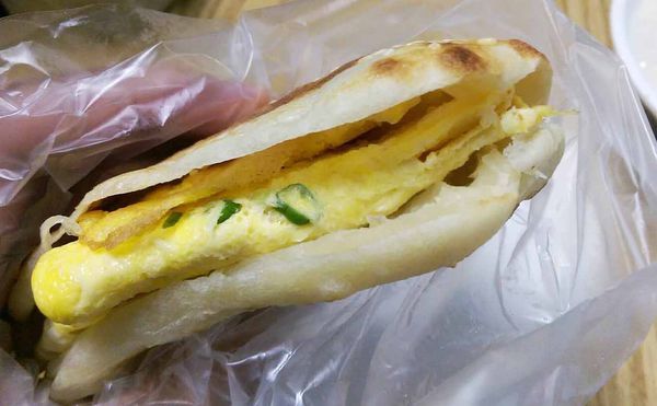 【三重美食】正義豆漿店-不少人推薦的燒餅、蛋餅豆漿店