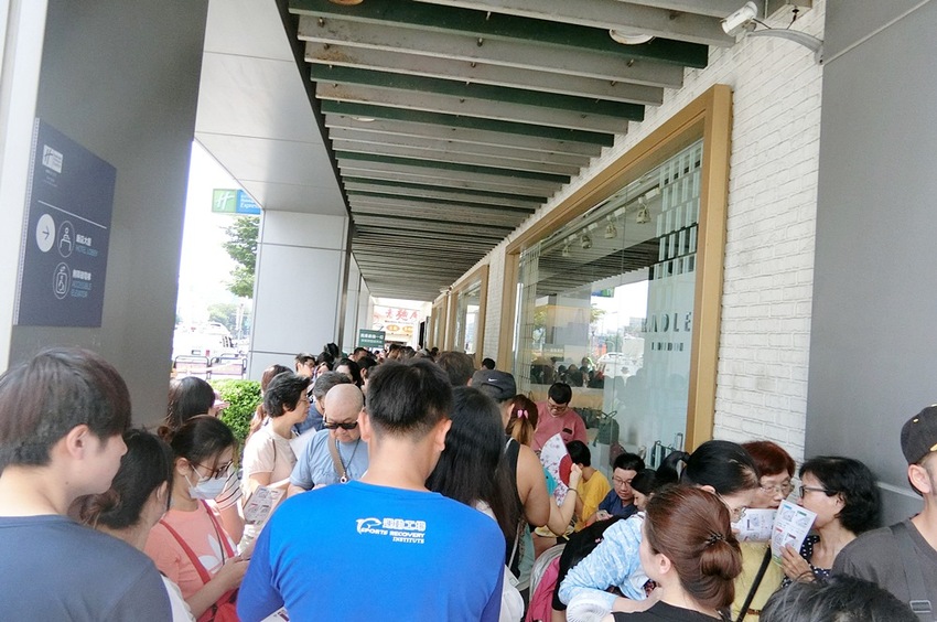 郵局前長長人龍!!排隊不是領錢,只為冬季限定這一顆~