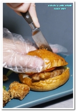 TAKE OUT burger & cafe(忠孝新生店):台北捷運忠孝新生站/手工漢堡.最療癒的貓咪餐廳──TAKE OUT.忠孝新生店