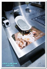 TAKE OUT burger & cafe(忠孝新生店):台北捷運忠孝新生站/手工漢堡.最療癒的貓咪餐廳──TAKE OUT.忠孝新生店