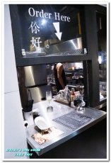 TAKE OUT burger & cafe(忠孝新生店):台北捷運忠孝新生站/手工漢堡.最療癒的貓咪餐廳──TAKE OUT.忠孝新生店