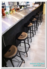 TAKE OUT burger & cafe(忠孝新生店):台北捷運忠孝新生站/手工漢堡.最療癒的貓咪餐廳──TAKE OUT.忠孝新生店