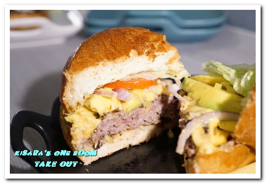 TAKE OUT burger & cafe(忠孝新生店):台北捷運忠孝新生站/手工漢堡.最療癒的貓咪餐廳──TAKE OUT.忠孝新生店