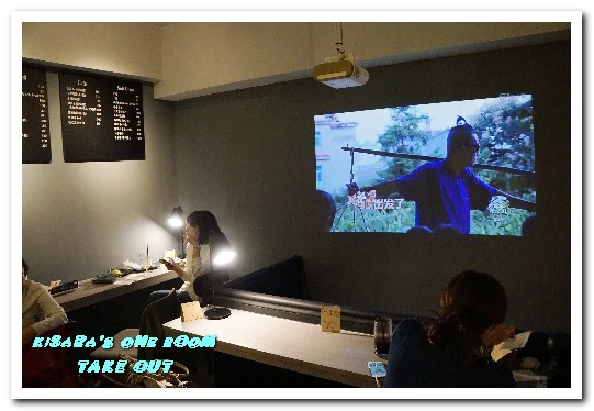 TAKE OUT burger & cafe(忠孝新生店):台北捷運忠孝新生站/手工漢堡.最療癒的貓咪餐廳──TAKE OUT.忠孝新生店