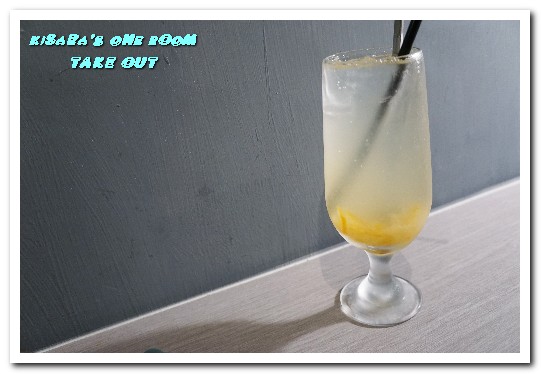 TAKE OUT burger & cafe(忠孝新生店):台北捷運忠孝新生站/手工漢堡.最療癒的貓咪餐廳──TAKE OUT.忠孝新生店