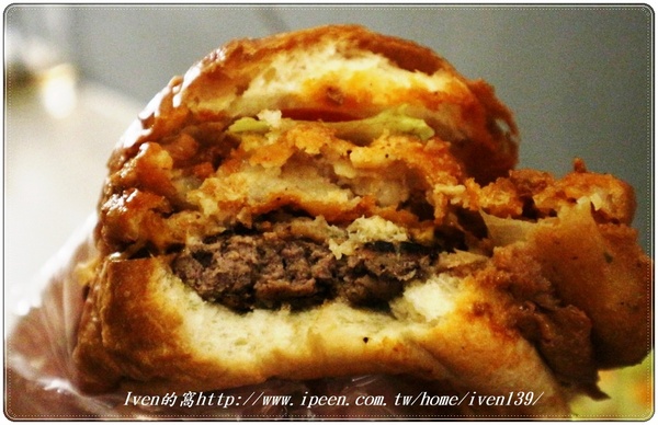 TAKE OUT burger & cafe(忠孝新生店):《捷運忠孝新生美式漢堡》在貓咪餐廳享受經典美式手工漢堡 -『TakeOut Burger&Cafe-忠孝新生店 』