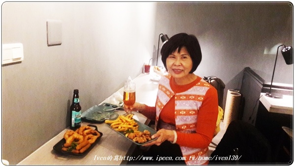 TAKE OUT burger & cafe(忠孝新生店):《捷運忠孝新生美式漢堡》在貓咪餐廳享受經典美式手工漢堡 -『TakeOut Burger&Cafe-忠孝新生店 』