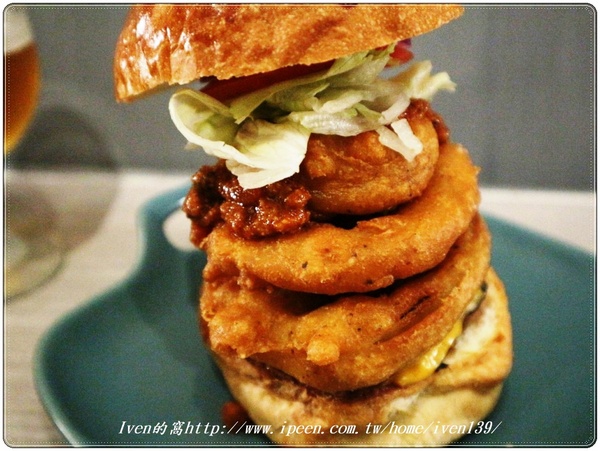 TAKE OUT burger & cafe(忠孝新生店):《捷運忠孝新生美式漢堡》在貓咪餐廳享受經典美式手工漢堡 -『TakeOut Burger&Cafe-忠孝新生店 』