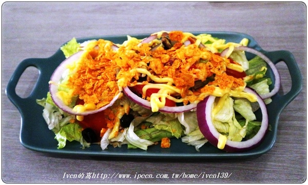 TAKE OUT burger & cafe(忠孝新生店):《捷運忠孝新生美式漢堡》在貓咪餐廳享受經典美式手工漢堡 -『TakeOut Burger&Cafe-忠孝新生店 』