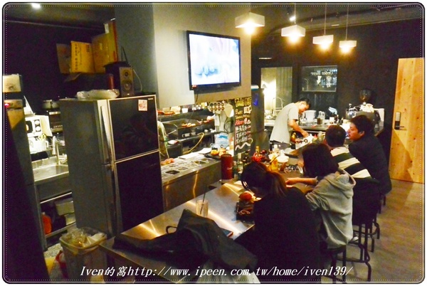 TAKE OUT burger & cafe(忠孝新生店):《捷運忠孝新生美式漢堡》在貓咪餐廳享受經典美式手工漢堡 -『TakeOut Burger&Cafe-忠孝新生店 』