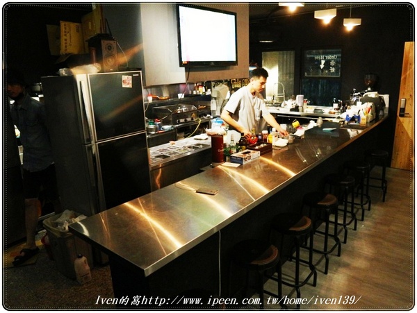 TAKE OUT burger & cafe(忠孝新生店):《捷運忠孝新生美式漢堡》在貓咪餐廳享受經典美式手工漢堡 -『TakeOut Burger&Cafe-忠孝新生店 』