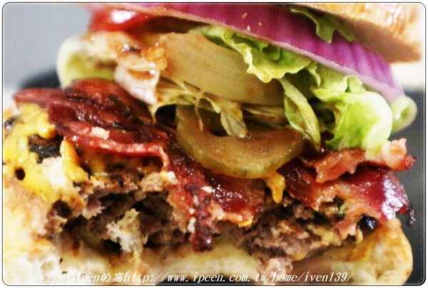 TAKE OUT burger & cafe(忠孝新生店):《捷運忠孝新生美式漢堡》在貓咪餐廳享受經典美式手工漢堡 -『TakeOut Burger&Cafe-忠孝新生店 』