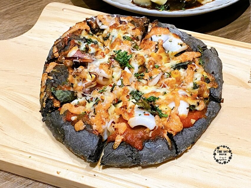 黑浮咖啡，台中西區公益路人氣咖啡廳，質感好拍，早午餐/義大利麵/披薩/下午茶 - Cyndi loves享食天堂