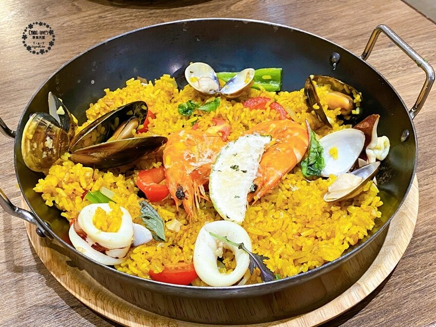 黑浮咖啡，台中西區公益路人氣咖啡廳，質感好拍，早午餐/義大利麵/披薩/下午茶 - Cyndi loves享食天堂