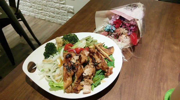 Choplachopla salad bar 恰拉恰拉自選沙拉吧：Choplachopla salad bar 恰拉恰拉自選沙拉吧-台中西區蔬食沙拉吧  前一天吃大餐的罪惡感  就來這邊消除吧