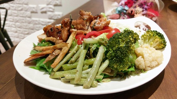 Choplachopla salad bar 恰拉恰拉自選沙拉吧：Choplachopla salad bar 恰拉恰拉自選沙拉吧-台中西區蔬食沙拉吧  前一天吃大餐的罪惡感  就來這邊消除吧