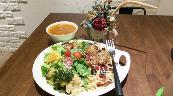 Choplachopla salad bar 恰拉恰拉自選沙拉吧：Choplachopla salad bar 恰拉恰拉自選沙拉吧-台中西區蔬食沙拉吧  前一天吃大餐的罪惡感  就來這邊消除吧