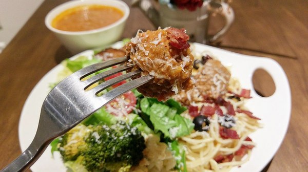 Choplachopla salad bar 恰拉恰拉自選沙拉吧：Choplachopla salad bar 恰拉恰拉自選沙拉吧-台中西區蔬食沙拉吧  前一天吃大餐的罪惡感  就來這邊消除吧