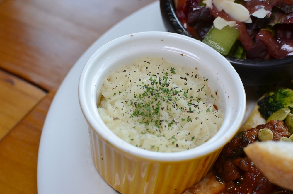 品萃咖啡蔬食早午餐,辣炒藜麥佐煙燻培根很美味,注重食安與健康的良心店家