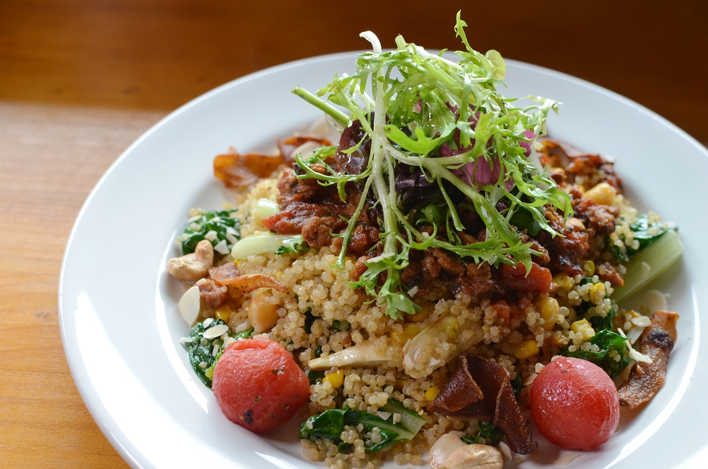 品萃咖啡蔬食早午餐,辣炒藜麥佐煙燻培根很美味,注重食安與健康的良心店家