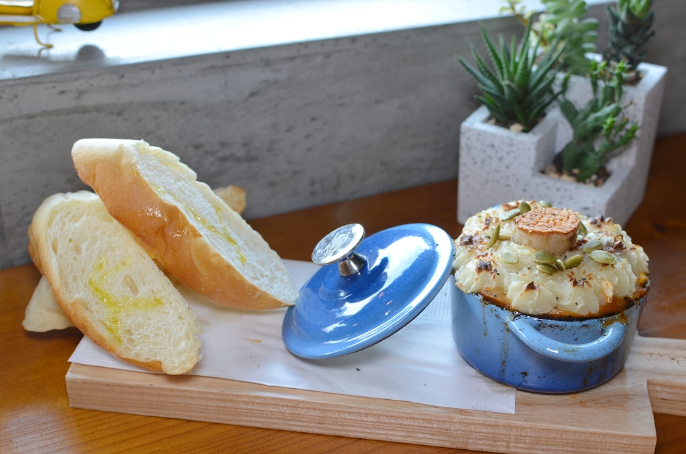 品萃咖啡蔬食早午餐,辣炒藜麥佐煙燻培根很美味,注重食安與健康的良心店家