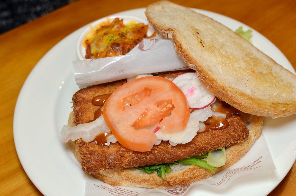 品萃咖啡蔬食早午餐,辣炒藜麥佐煙燻培根很美味,注重食安與健康的良心店家
