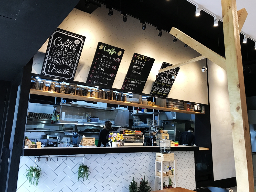 品萃咖啡蔬食早午餐,辣炒藜麥佐煙燻培根很美味,注重食安與健康的良心店家