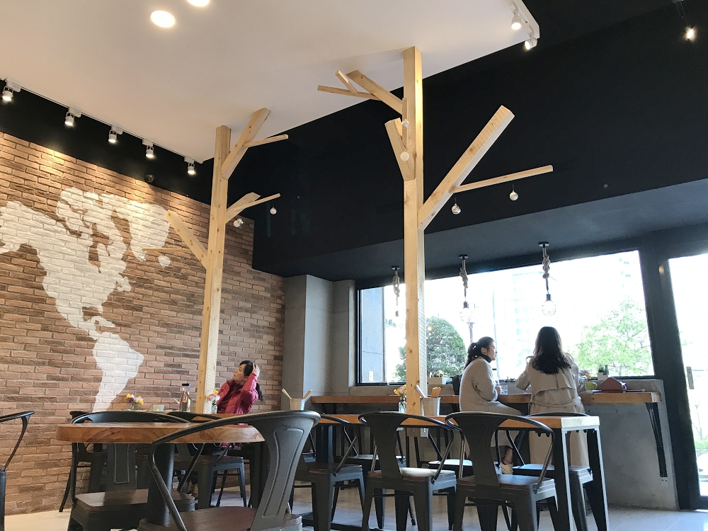 品萃咖啡蔬食早午餐,辣炒藜麥佐煙燻培根很美味,注重食安與健康的良心店家