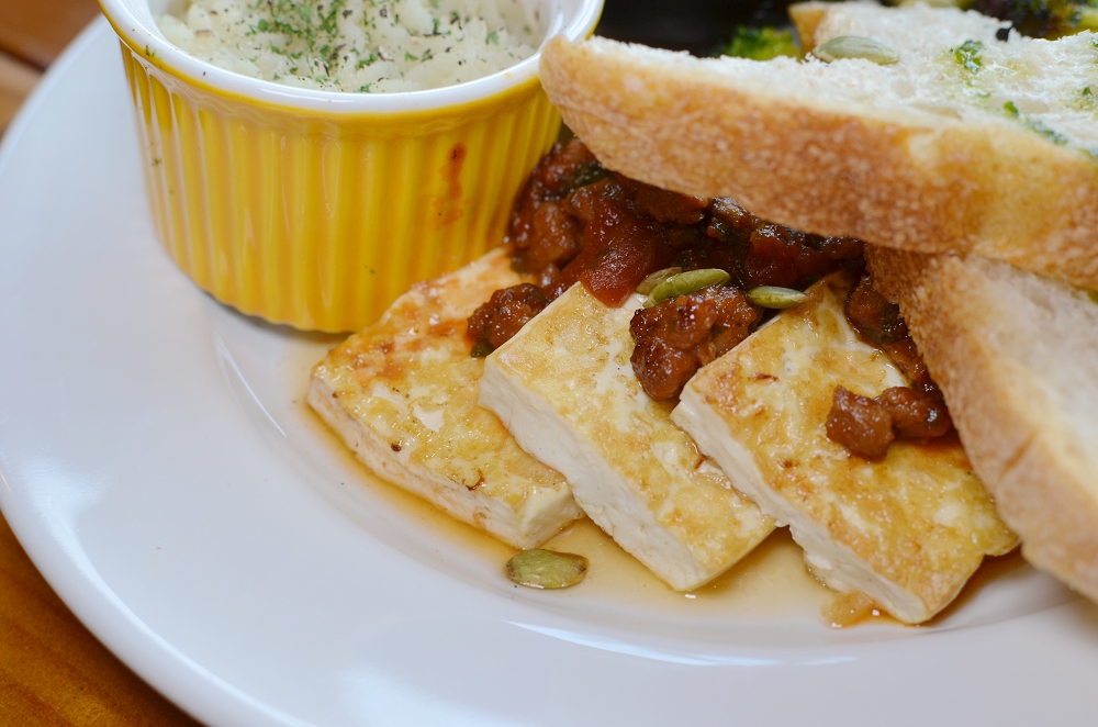 品萃咖啡蔬食早午餐,辣炒藜麥佐煙燻培根很美味,注重食安與健康的良心店家