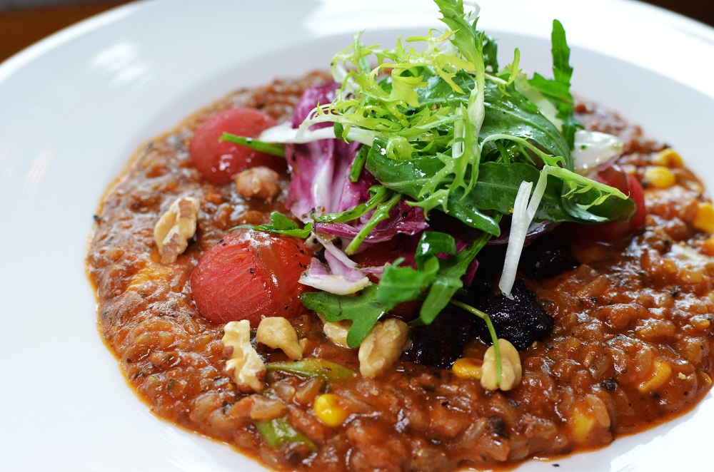 品萃咖啡蔬食早午餐,辣炒藜麥佐煙燻培根很美味,注重食安與健康的良心店家