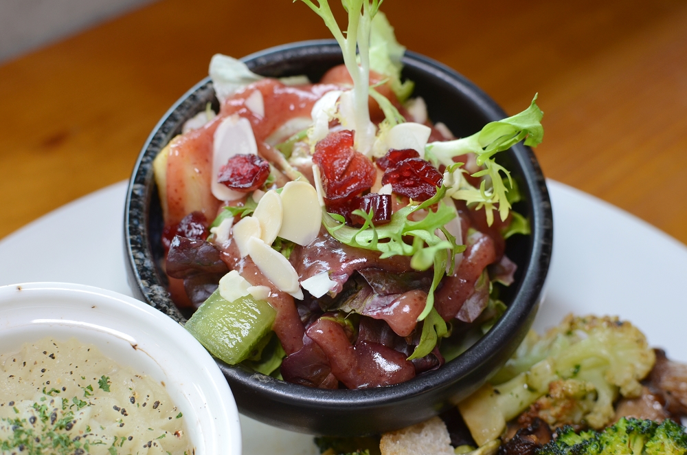 品萃咖啡蔬食早午餐,辣炒藜麥佐煙燻培根很美味,注重食安與健康的良心店家