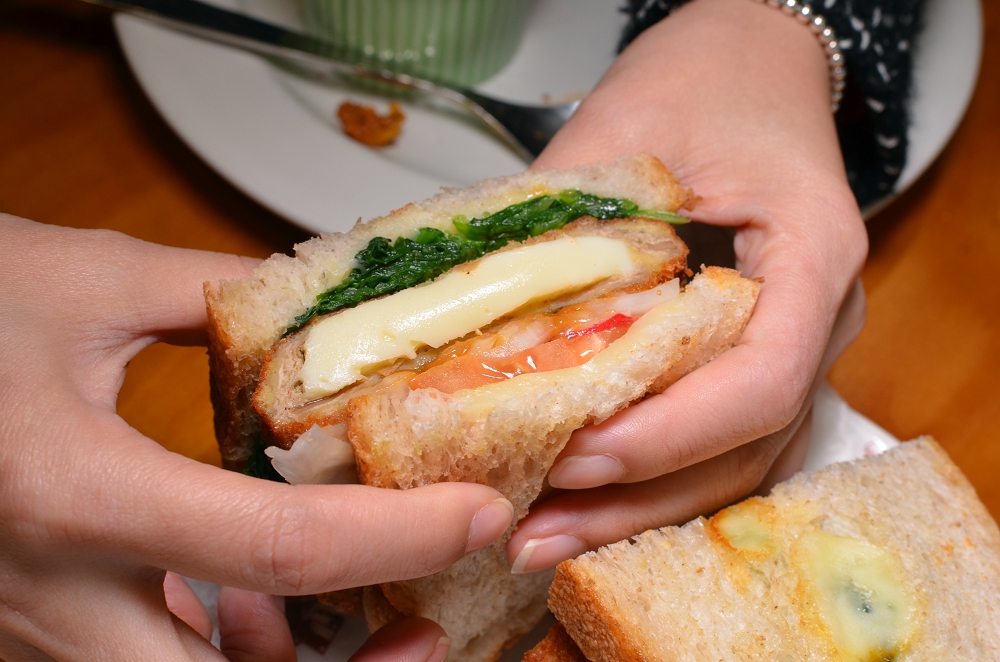 品萃咖啡蔬食早午餐,辣炒藜麥佐煙燻培根很美味,注重食安與健康的良心店家