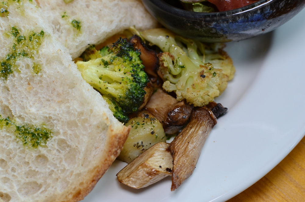 品萃咖啡蔬食早午餐,辣炒藜麥佐煙燻培根很美味,注重食安與健康的良心店家