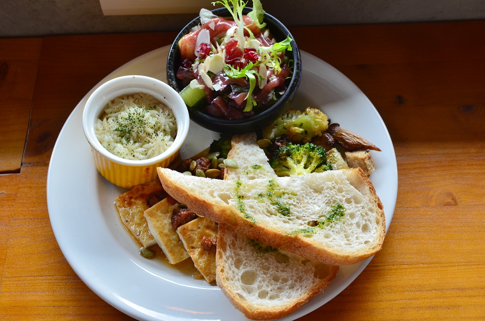 品萃咖啡蔬食早午餐,辣炒藜麥佐煙燻培根很美味,注重食安與健康的良心店家