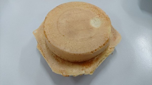 小玲脆皮紅豆餅：高雄文藻店~小玲脆皮紅豆餅~學生族最愛的銅板小點心~起司鮪魚.珍珠奶油超美味~鹹的甜的通通有~