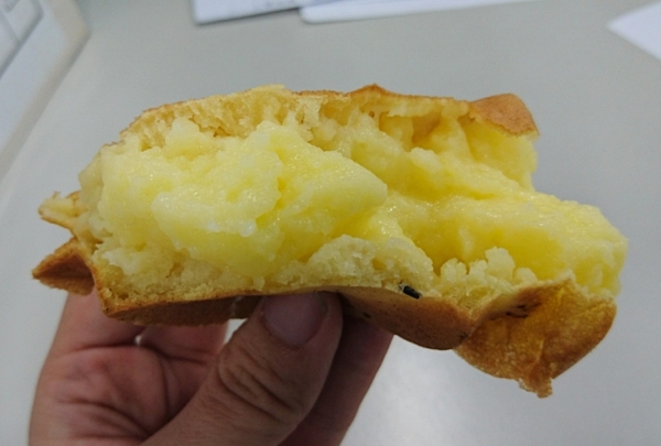 小玲脆皮紅豆餅：高雄文藻店~小玲脆皮紅豆餅~學生族最愛的銅板小點心~起司鮪魚.珍珠奶油超美味~鹹的甜的通通有~