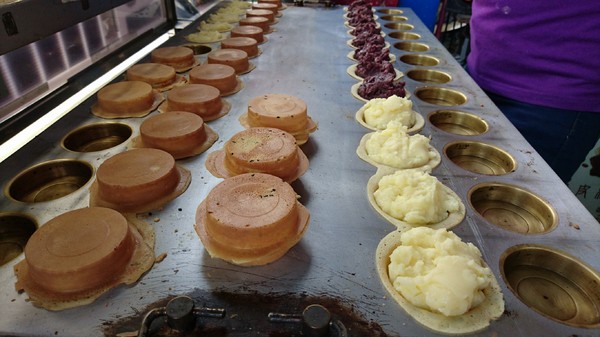 小玲脆皮紅豆餅：高雄文藻店~小玲脆皮紅豆餅~學生族最愛的銅板小點心~起司鮪魚.珍珠奶油超美味~鹹的甜的通通有~