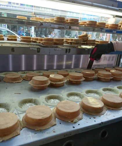 小玲脆皮紅豆餅：高雄文藻店~小玲脆皮紅豆餅~學生族最愛的銅板小點心~起司鮪魚.珍珠奶油超美味~鹹的甜的通通有~