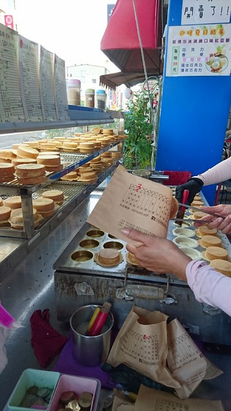 小玲脆皮紅豆餅：高雄文藻店~小玲脆皮紅豆餅~學生族最愛的銅板小點心~起司鮪魚.珍珠奶油超美味~鹹的甜的通通有~