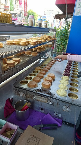 小玲脆皮紅豆餅：高雄文藻店~小玲脆皮紅豆餅~學生族最愛的銅板小點心~起司鮪魚.珍珠奶油超美味~鹹的甜的通通有~