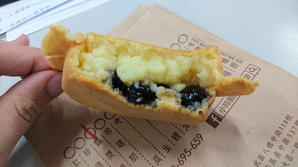 小玲脆皮紅豆餅：高雄文藻店~小玲脆皮紅豆餅~學生族最愛的銅板小點心~起司鮪魚.珍珠奶油超美味~鹹的甜的通通有~