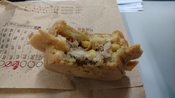 小玲脆皮紅豆餅：高雄文藻店~小玲脆皮紅豆餅~學生族最愛的銅板小點心~起司鮪魚.珍珠奶油超美味~鹹的甜的通通有~