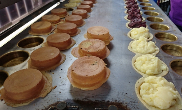 小玲脆皮紅豆餅：高雄文藻店~小玲脆皮紅豆餅~學生族最愛的銅板小點心~起司鮪魚.珍珠奶油超美味~鹹的甜的通通有~