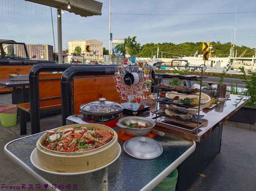 台南市安平區台南燒烤【請上桌-國際港灣 】海鮮蒸籠熱炒超澎派!自動旋轉燒烤輕鬆聊天.賞月吹海風太悠閒│假日現場演唱│