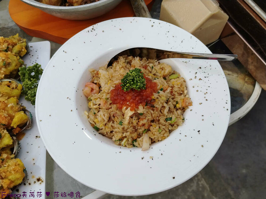 台南市安平區台南燒烤【請上桌-國際港灣 】海鮮蒸籠熱炒超澎派!自動旋轉燒烤輕鬆聊天.賞月吹海風太悠閒│假日現場演唱│