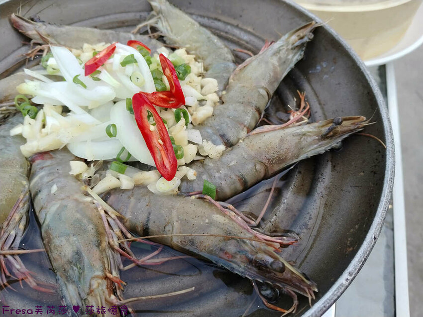 台南市安平區台南燒烤【請上桌-國際港灣 】海鮮蒸籠熱炒超澎派!自動旋轉燒烤輕鬆聊天.賞月吹海風太悠閒│假日現場演唱│